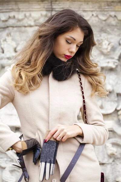 베이지색 코트에 젊은 아름 다운 여자 — 스톡 사진