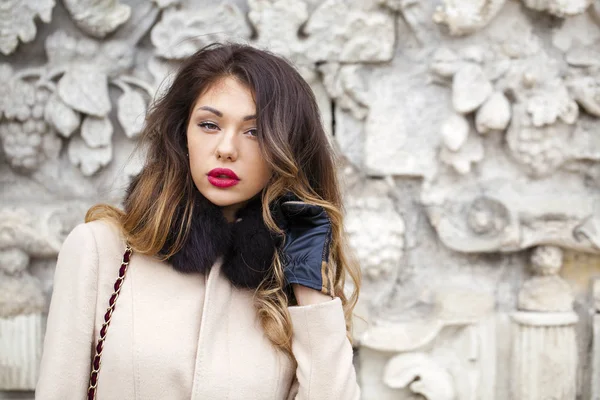 bej bir palto Genç güzel kadın 