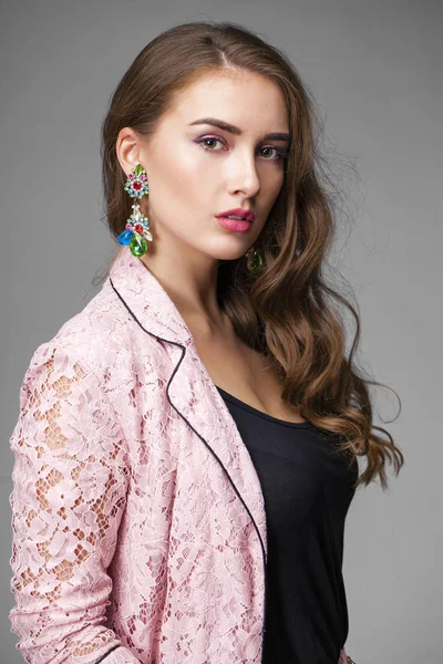 Mulher bonita em jaqueta de renda rosa — Fotografia de Stock