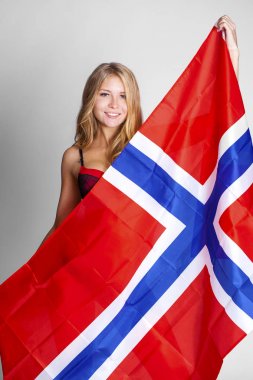 Norveç'in büyük bir şeffaf bayrak tutan mutlu kadın