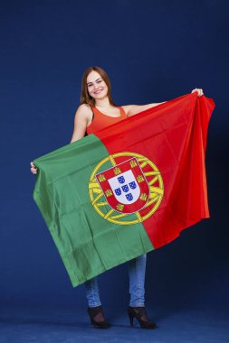 Portekiz büyük bir bayrak tutan genç kadın
