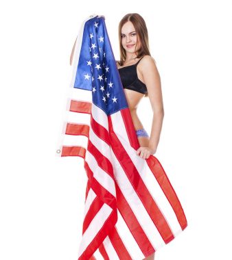 Büyük bir Amerikan bayrağı tutan genç kadın 