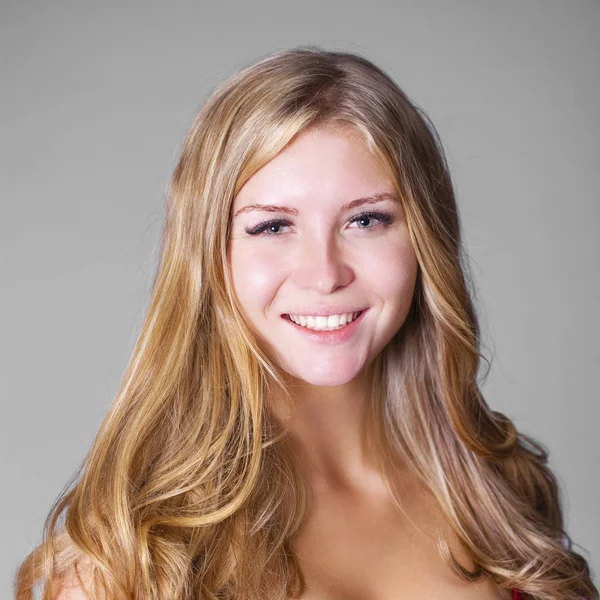 세로 젊은 아름 다운 갈색 머리 여자의 클로즈업 — 스톡 사진