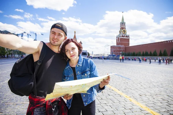 Happy tourists sightseeing city with map — Stock Photo, Image