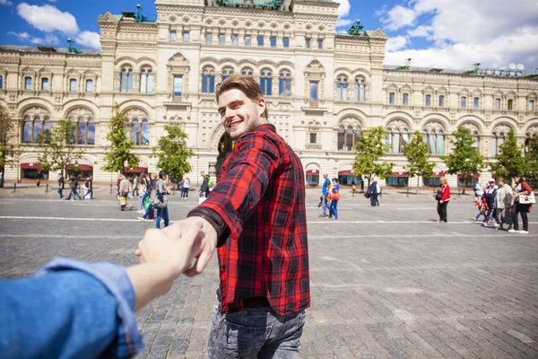 Follow me. Young happy guys pulls the girls hand — Stock Photo, Image