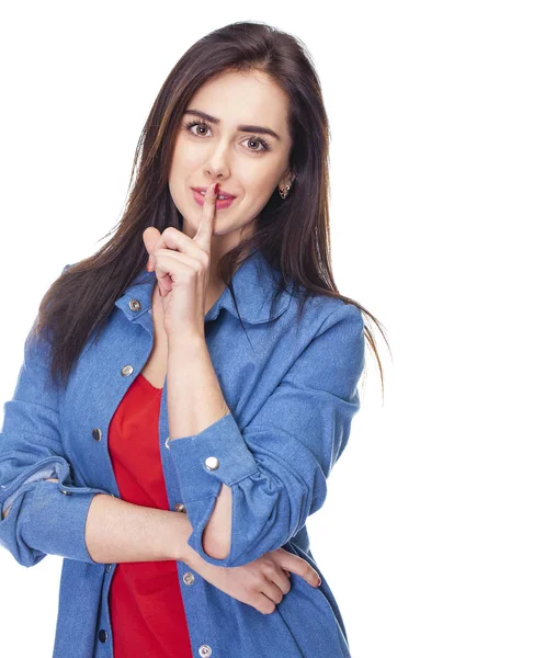 Schöne brünette Frau hat Zeigefinger auf Lippen als Zeichen der s — Stockfoto