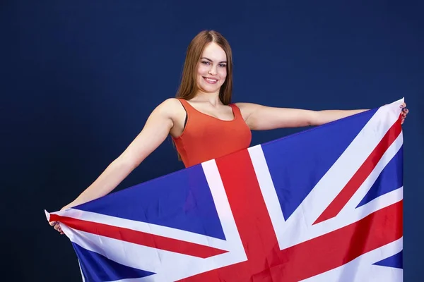 Щасливі молода жінка тримає прапор з Великобританії (Британський fl — стокове фото