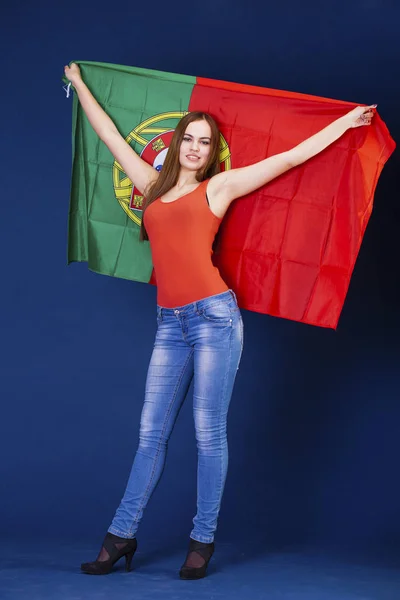 Mladá žena držící velkou vlajkou Portugalska — Stock fotografie