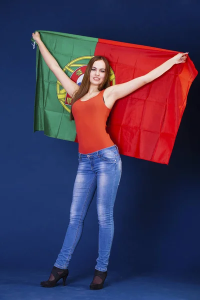 Mujer joven con una gran bandera de Portugal — Foto de Stock