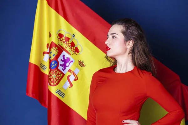 Mujer joven en el fondo de la bandera de España —  Fotos de Stock