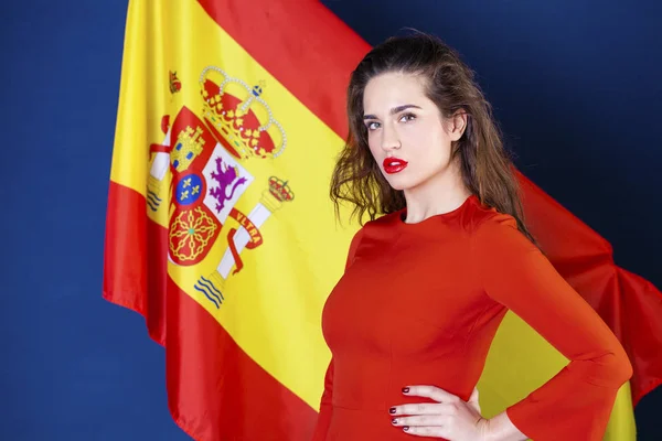 Mujer joven en el fondo de la bandera de España — Foto de Stock