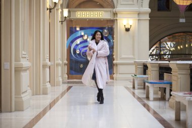 Kış ceket faux kürk dan mutlu Asyalı kadın