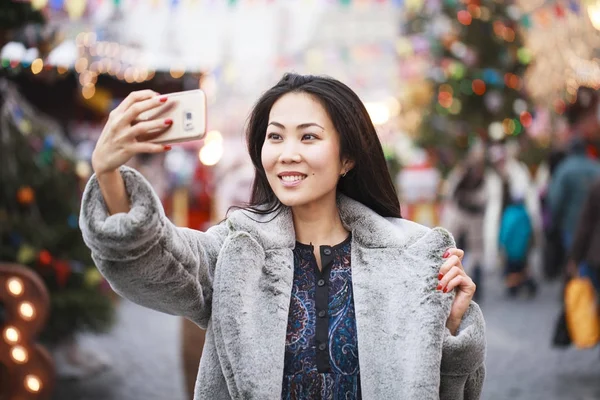 중국 관광 휴대 전화에 자신을 사진합니다 — 스톡 사진