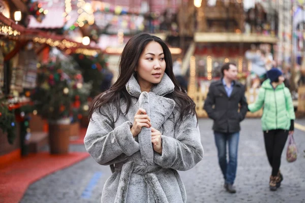 Felice donna asiatica in cappotto invernale da eco pelliccia — Foto Stock