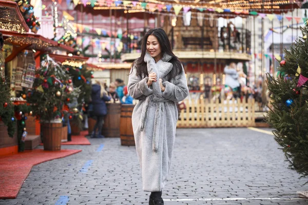 Feliz asiático mulher no inverno casaco de falso pele — Fotografia de Stock
