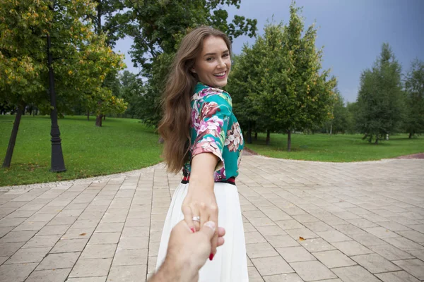 Volg mij, mooie jonge vrouw houdt de hand van een man — Stockfoto