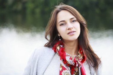 Gri paltolu güzel bir genç kadın portresi 