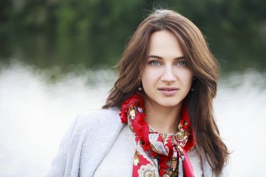 Gri paltolu güzel bir genç kadın portresi 