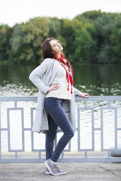 Portret van een jonge mooie vrouw met grijze vacht — Stockfoto