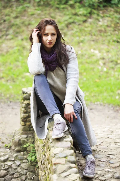 Porträt einer jungen schönen Frau im grauen Mantel — Stockfoto