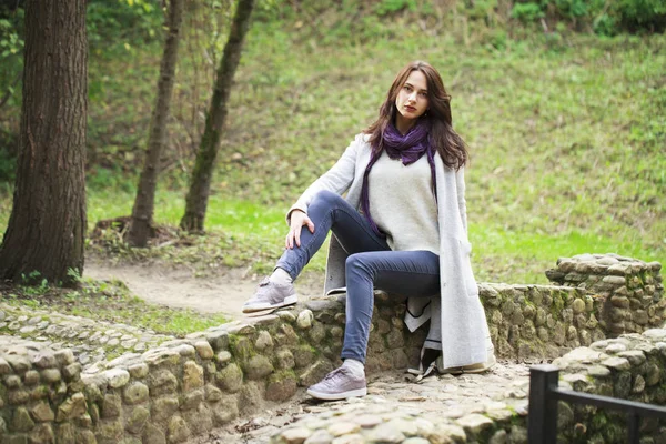 Porträt einer jungen schönen Frau im grauen Mantel — Stockfoto