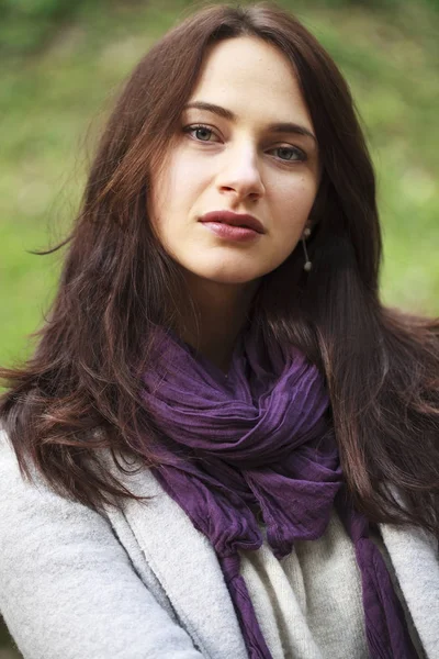 Porträtt av en ung vacker kvinna i grå kappa — Stockfoto