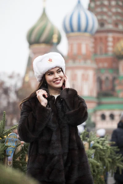 Portrait of a young beautiful girl in a white hat — Stock Photo, Image