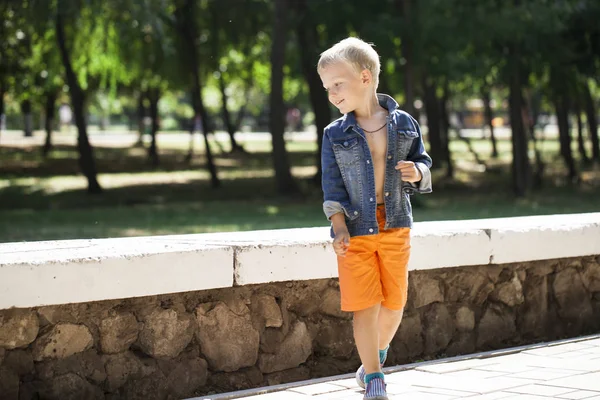 Portret van een jonge jongen in een jeans-jasje — Stockfoto