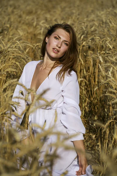 Retrato de uma jovem mulher loira sexy em um fundo de ouro — Fotografia de Stock