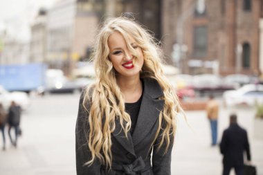 Gri paltolu güzel bir genç kadın portresi 