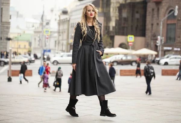 Portrait d'une jeune belle femme en manteau gris — Photo