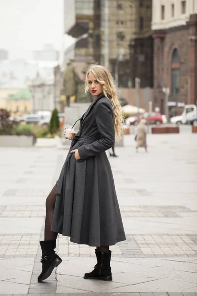 Portrait d'une jeune belle femme en manteau gris — Photo