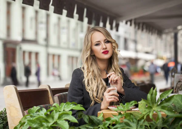 Mulher loira relaxante com uma bebida de café — Fotografia de Stock