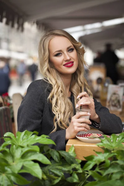 Mulher loira relaxante com uma bebida de café — Fotografia de Stock