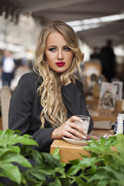 Blond žena uvolňující se pití kávy — Stock fotografie