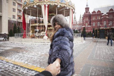 Takip et beni. Genç kız çocuklar el çeker. 