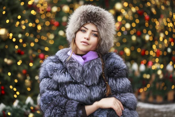 Mujer hermosa joven en abrigo de visón con estilo —  Fotos de Stock