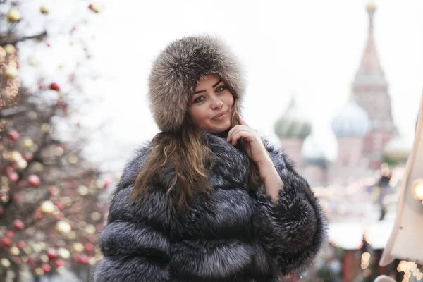 Giovane bella donna in bianco cappotto di visone corto — Foto Stock