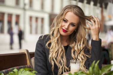 Genç kadın bir kafede kokteyl içme 