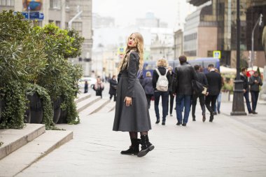 Gri paltolu güzel bir genç kadın portresi 