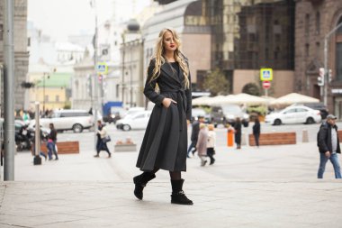 Gri paltolu güzel bir genç kadın portresi 