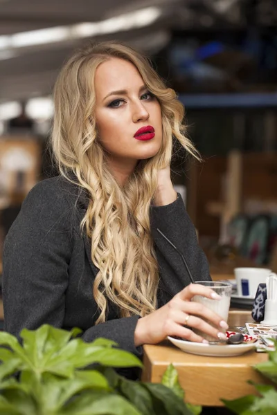 Fiatal nő ivott a koktél egy kávézóban — Stock Fotó