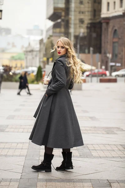Retrato de una joven hermosa mujer en abrigo gris —  Fotos de Stock