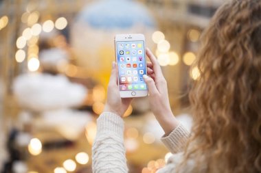 Moskova, Rusya - 21 Ocak 2018: bir iphone tutan bir el 7 mi