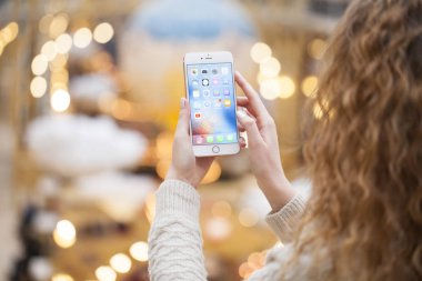 Moskova, Rusya - 21 Ocak 2018: bir iphone tutan bir el 7 mi