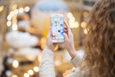 Moskova, Rusya - 21 Ocak 2018: apps yükleme ekranını görüntüler bir iphone 7 mini tutan bir el. Açıklayıcı bir editoryal görüntü iç bir arka plan üzerinde.
