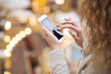 Bir cep telefonu, kapalı tutan güzel eller