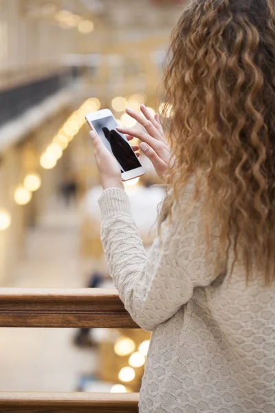 Belas Mãos Femininas Segurando Telefone Celular Interior — Fotografia de Stock