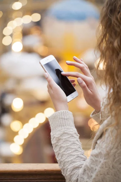 Hermosas manos femeninas sosteniendo un teléfono móvil , —  Fotos de Stock