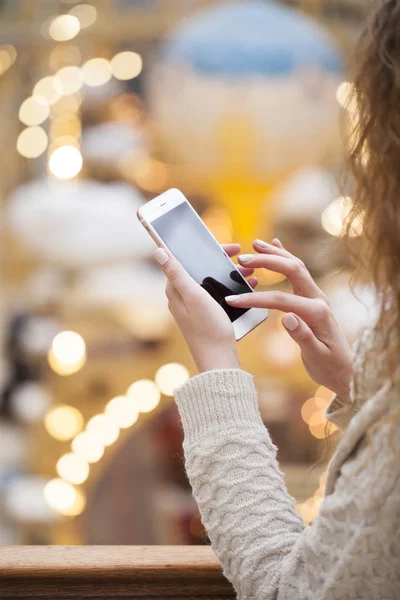 Hermosas Manos Femeninas Sosteniendo Teléfono Móvil Interior —  Fotos de Stock